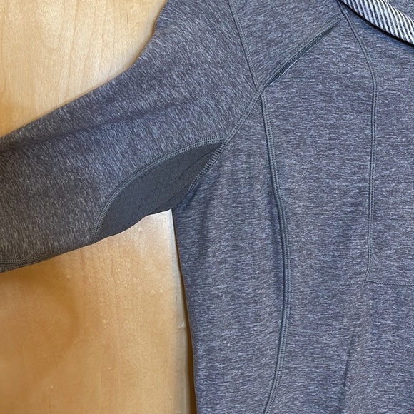 Woman’s Lululemon Long-sleeve Quarter Zip - Picture 7 of 7